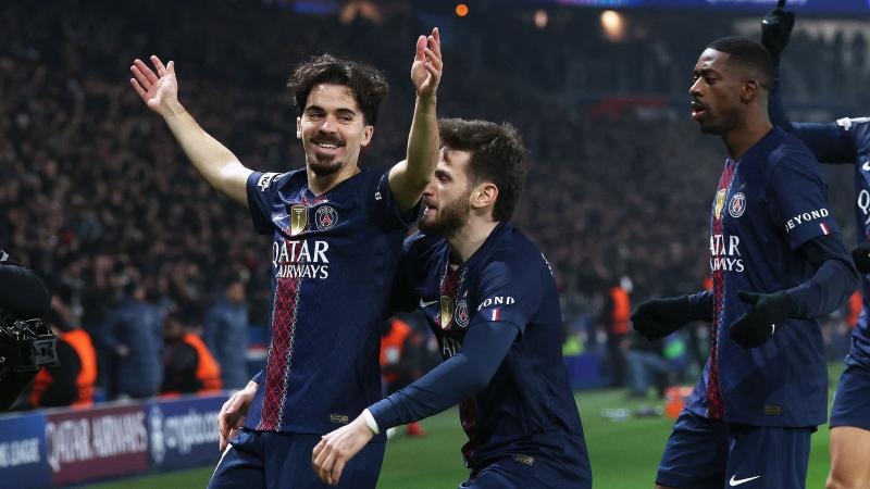 林诗栋：我没有让大家失望！胜利后亲吻胸前国旗